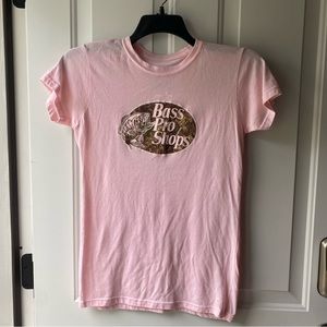 BASS PRO SHOPS Pink graphic T-shirt. Size Large